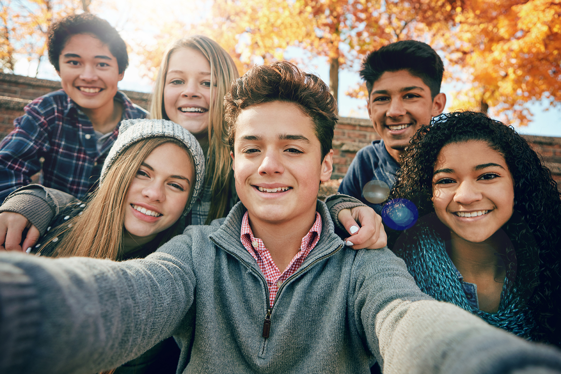 Eine Gruppe Teenager macht ein Selfie