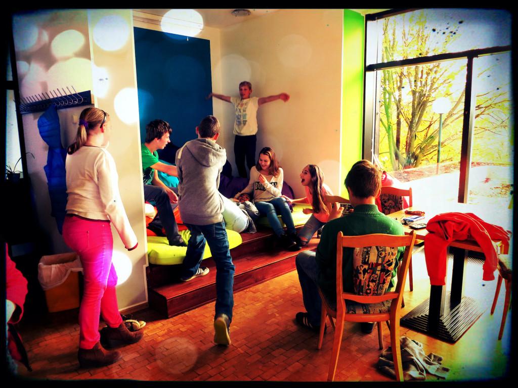 Schulkinder spielen in einem Raum 