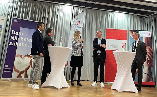 Bühne mit Diskutanten 