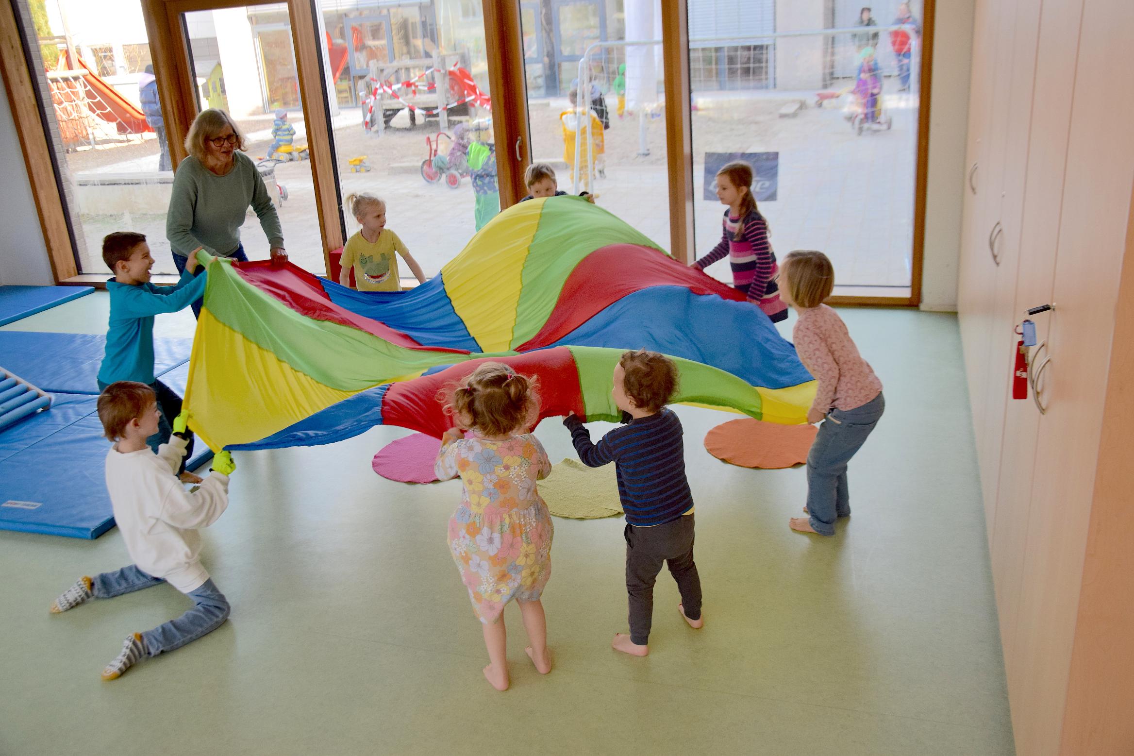 Kinder spielen in einer Kita zusammen