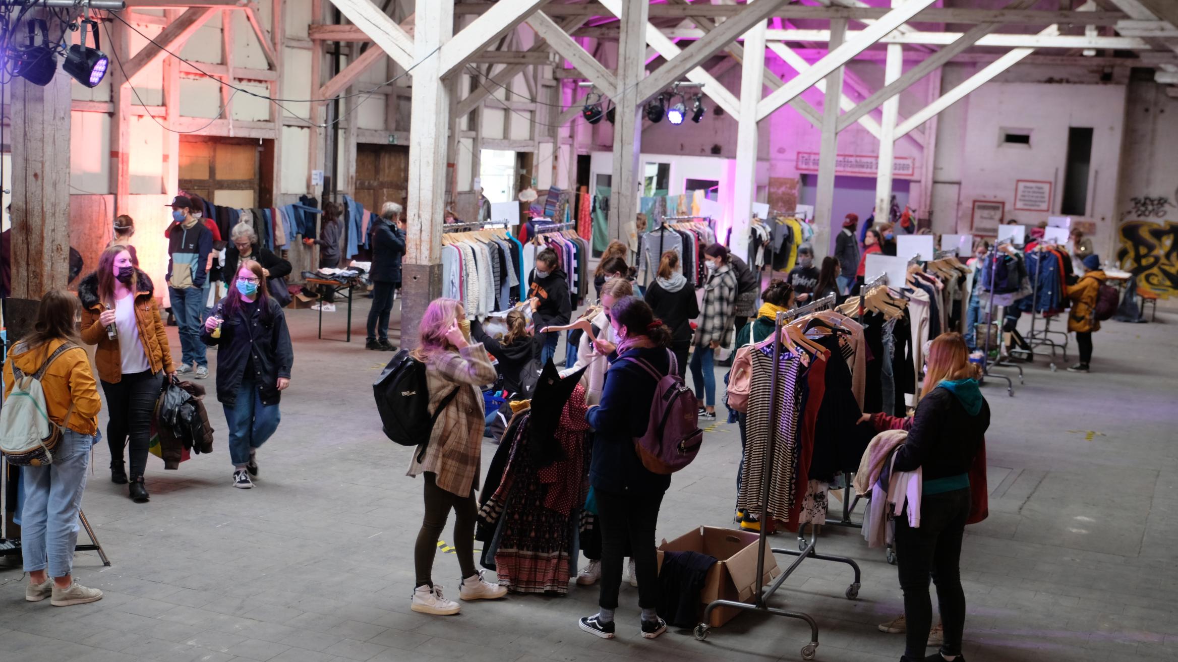 Kleiderflohmarkt in einem Fabrikgebäude