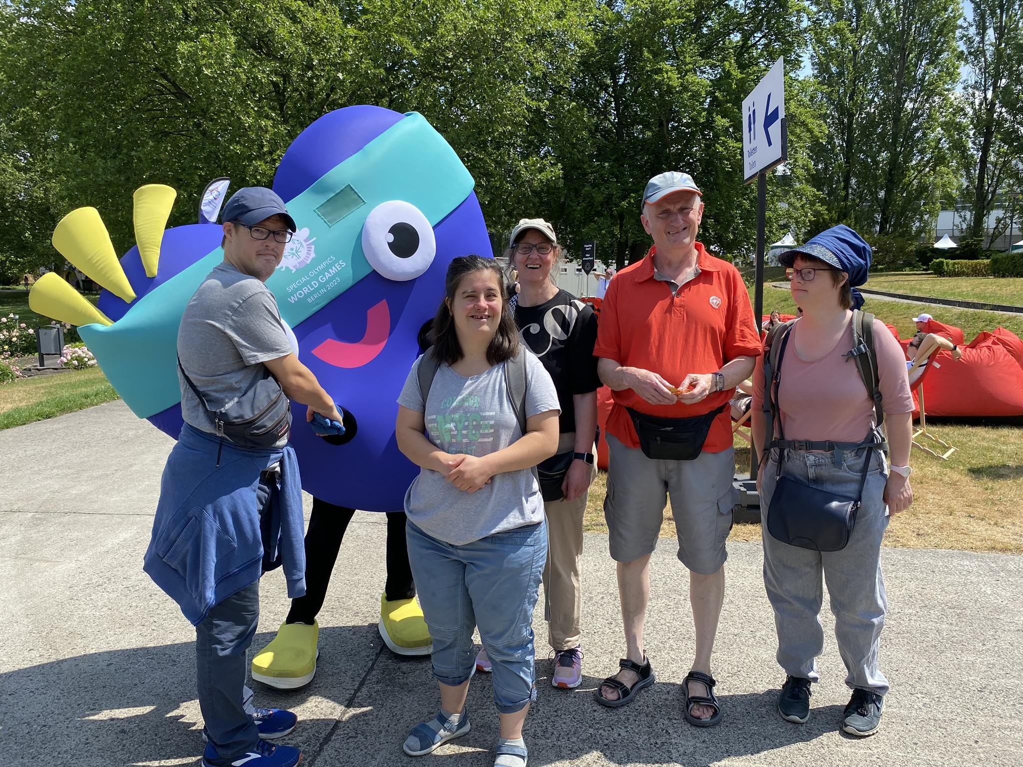 eine Gruppe von Menschen in einem Park
