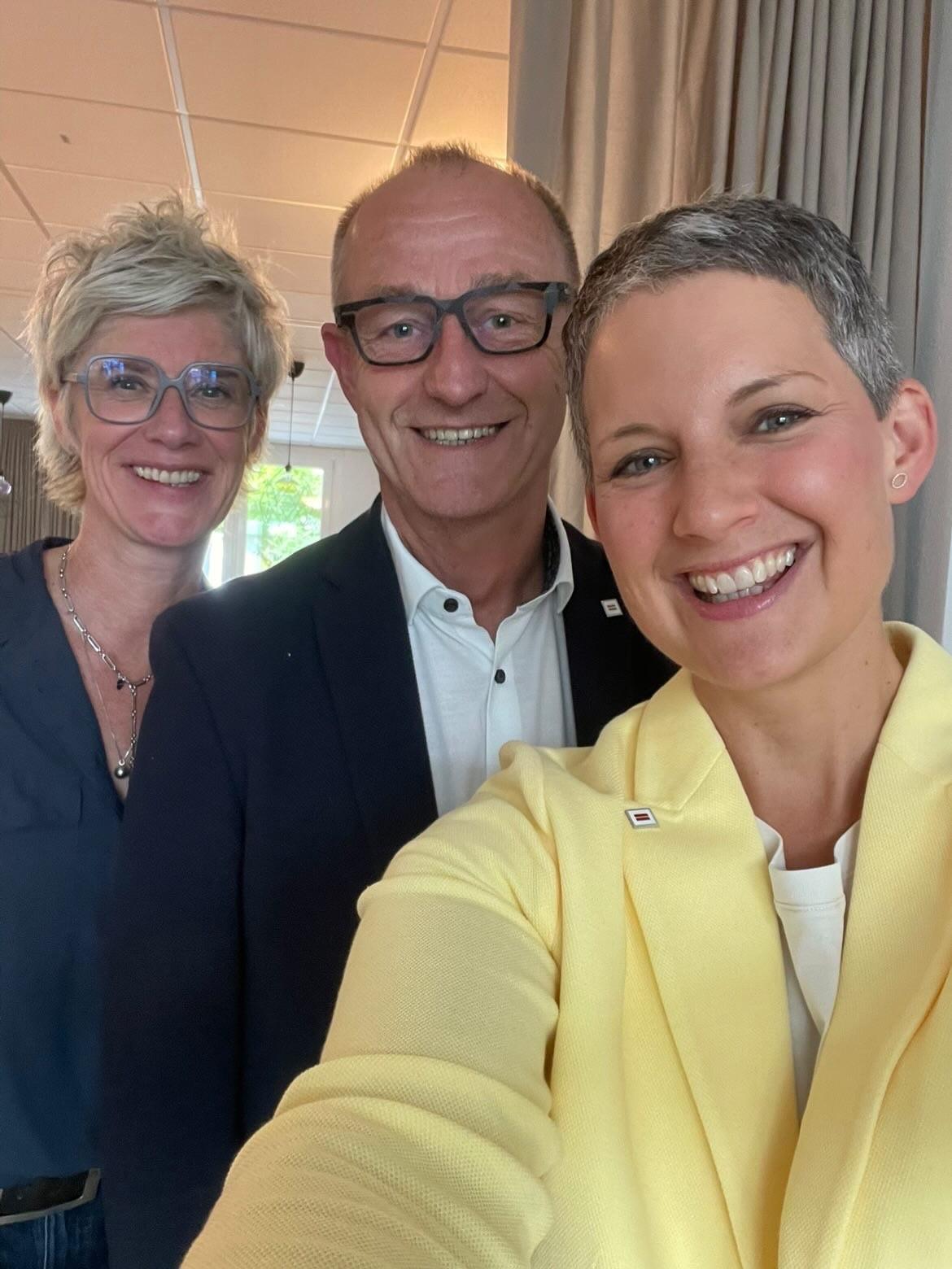 3 Menschen lachen in die Kamera