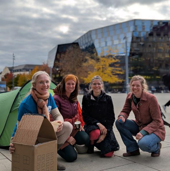 Maren Moormann, Sina Eichler, Katja Siegrist, Annika Beutel vor einem Zelt
