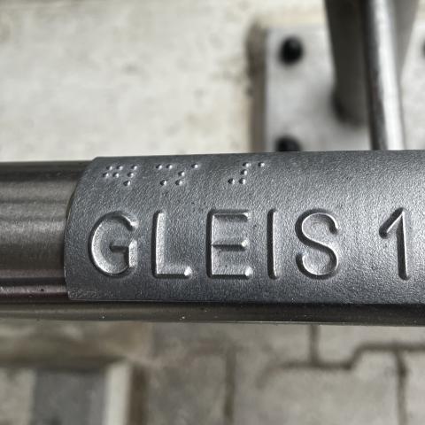 &quot;Gleis 1&quot; in erhabener, blindengerechter Schrift