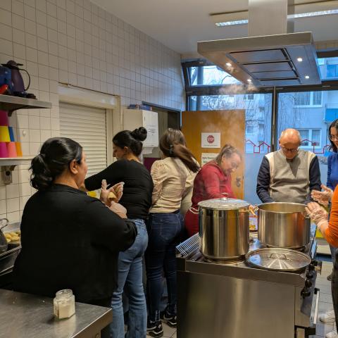 viele Menschen in einer Großküche