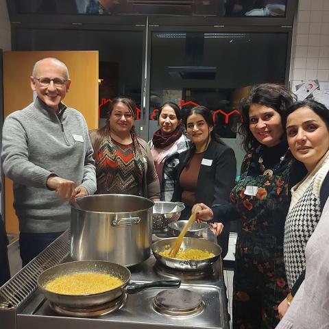 viele Menschen am Herd