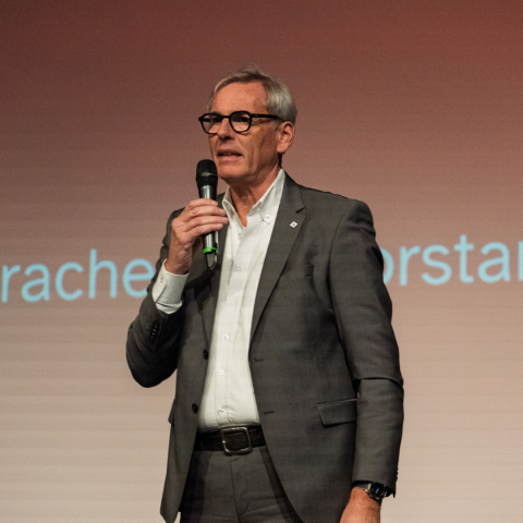 Holger Wilms am Mikrofon