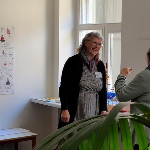 Eine Teilnehmerin überzeugt eine andere