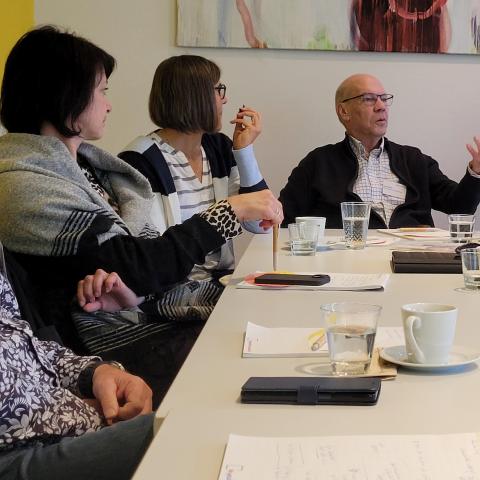 Austausch im Plenum - ein Mann berichtet