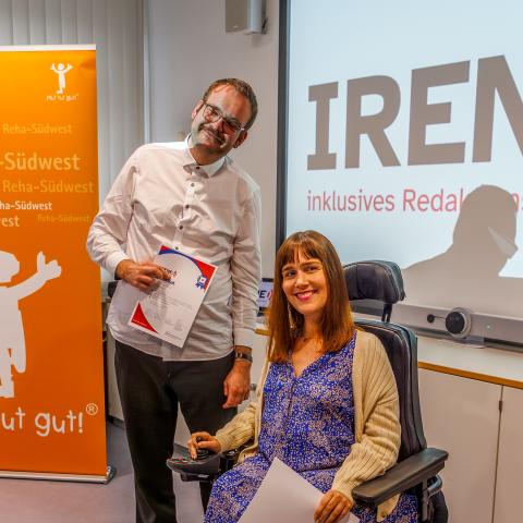 Frau Welsch überreicht ein Zertifikat an Paul