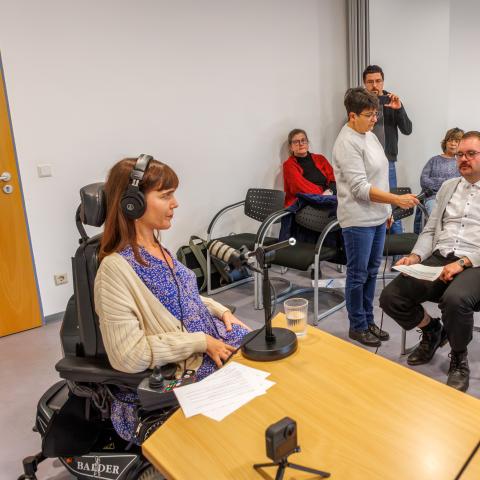 Frau Welsch wird in einer Podcast Situation von IRENE Teilnehmer*innen interviewt