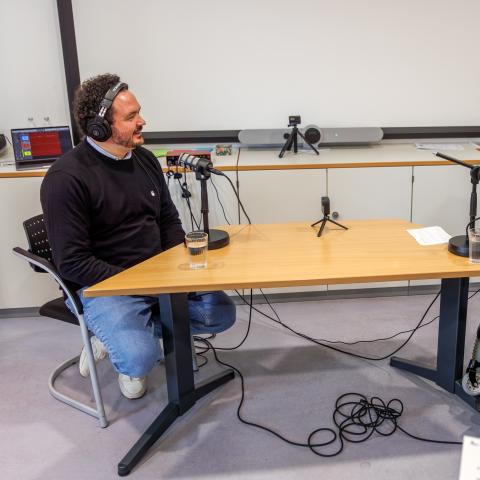 Frau Welsch und Sebastian, der Referent, beim Podcast