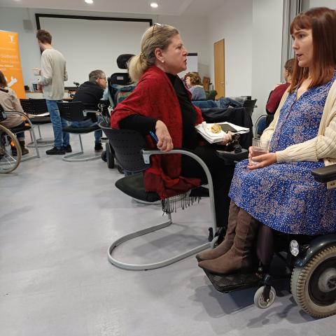 Frau Welsch im Gespräch mit Frau Diringer von der Reha-Südwest