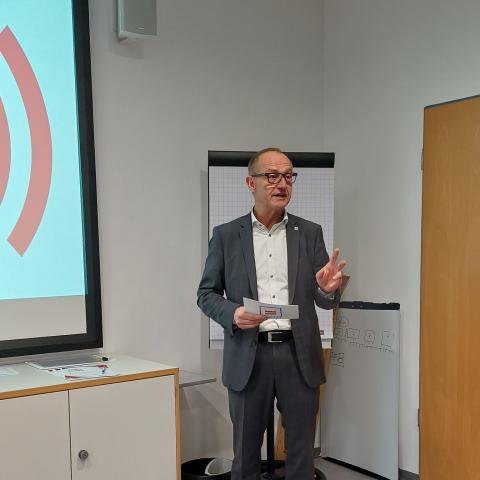 Herr Hartmann, Vorstand beim Paritätischen Landesverband hält ein Grußwort