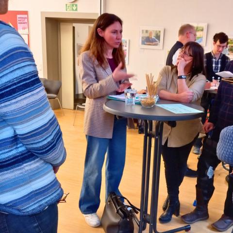 Diana Arnold im Gespräch mit dem Tageselternverein und dem Dachverband kleiner freier Kita-Träger Tübingen