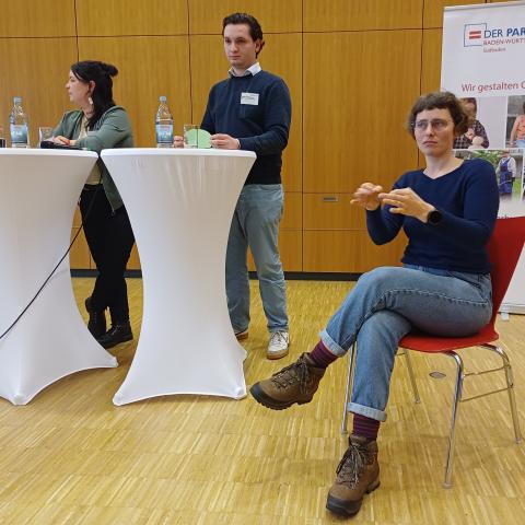 Gabärdendolmetscherin beim Übersetzen