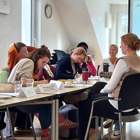 mehrere Teilnehmende in der Gruppenarbeit