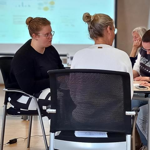 mehrere Teilnehmende in der Gruppenarbei