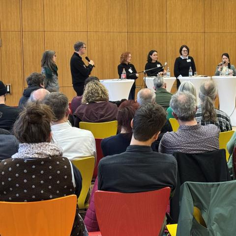 Publikum mit Kandidierenden