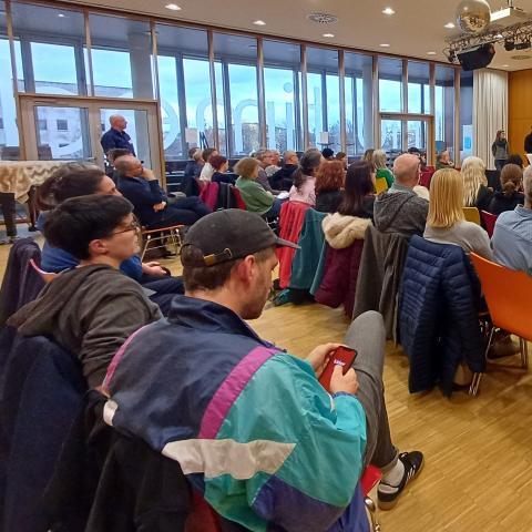 zahlreiche Gäste und Podium vorne