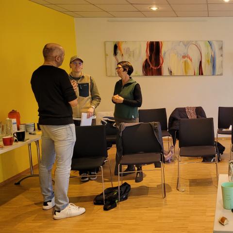 Übungen im Zweierteam - die Personen teilen sich im Raum auf