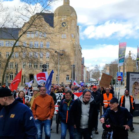 Beteiligte an der Demonstration laufen los