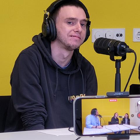 zwei Teilnehmer*innen vor einem Microfon