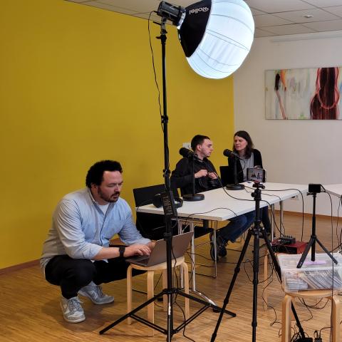 Teilnehmende bereiten sich auf den Podcast vor