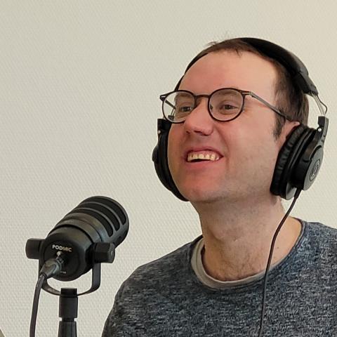 Ein Teilnehmer spricht in ein Mikrofon