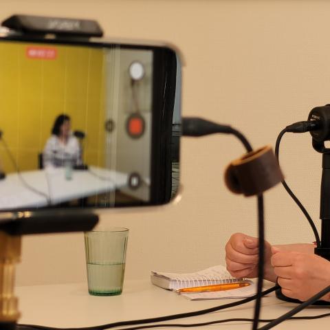 eine Teilnehmerin spricht ins Mikrofon