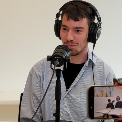 Ein Teilnehmer spricht in ein Mikrofon