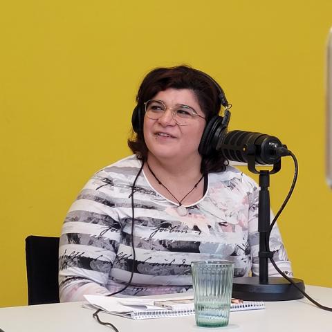 Teilnehmerin spricht ins Mikrofon