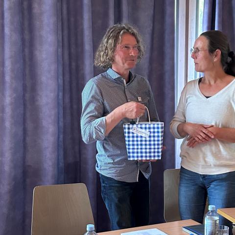 ein Mann und eine Frau unterhalten sich