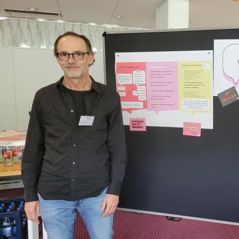 Informiert über Schulsozialarbeit und steht vor den Infotafeln: Luzian Hedrich (JHW)