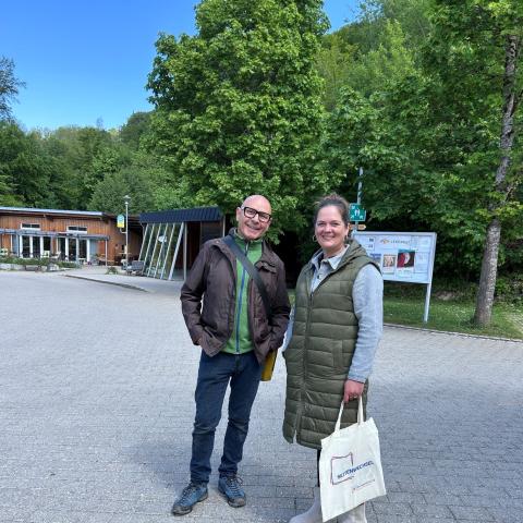 Mann und Frau im Freien