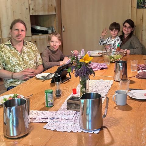 Kinder und Erwachsene am Esstisch