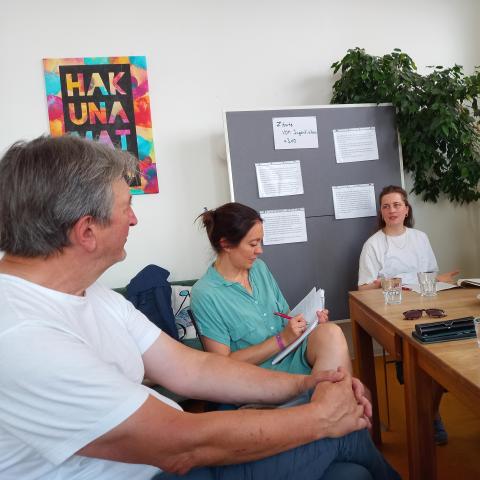 v.l.n.r: Gerhard Neth (Gemeinderat, SPD), Nathalie Denoix (Gemeinderätin, SPD), Rebekka Fink und Beke Hamer von der kit-Jugendhilfe