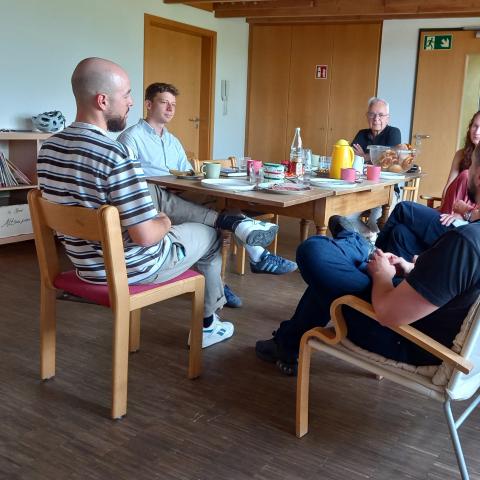 Florian Zarnetta, Heinrich Riethm&uuml;ller (beide GR, SPD) und Gerhard M&uuml;ller (KT, SPD) beim Austauschfr&uuml;hst&uuml;ck mit Mitarbeitenden des Vereins f&uuml;r psychoanalytische Sozialarbeit in T&uuml;bingen