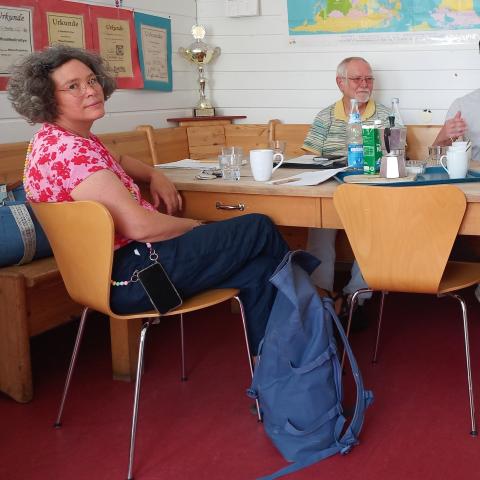 Melanie Amrhein (KT, B90/Die Gr&uuml;nen), Manfred K&ouml;nig (KT, die LINKE) und Timo Widmaier (GR, die LINKE) im Gespr&auml;ch mit Martin Schenk vom Wiesprojekt von pro juventa in Reutlingen