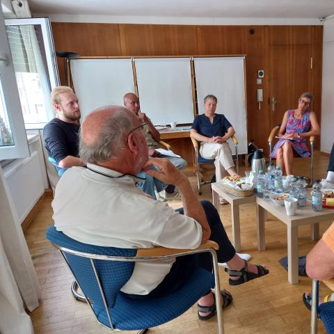 Jonas Haug (KT, B90/Die Gr&uuml;nen), Timo Widmaier (GR/die LINKE) und Martin Link (Regionalverbundsprecher Der Parit&auml;tische Neckar-Alb) im Gespr&auml;ch mit Mitarbeitenden und Ehrenamtlichen des AK Leben T&uuml;bingen-Reutlingen