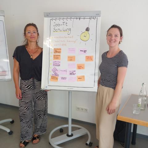 Beim Besuch von Ingeborg H&ouml;hne-Mack (GR, SPD) unterst&uuml;tzen Mitarbeitende der Lebenshilfe T&uuml;bingen Klient*innen dabei, ihre Erfahrungen bei Job Fit zu pr&auml;sentieren.