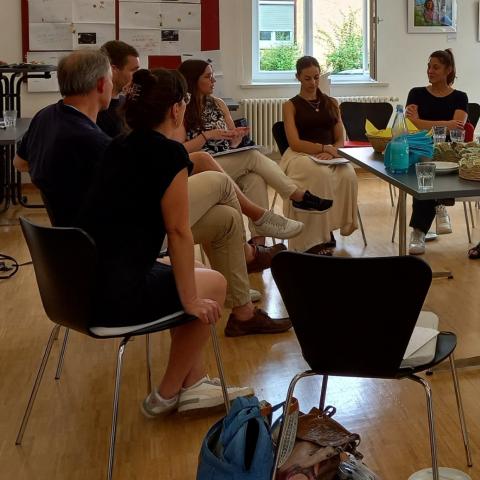 Florian Zarnetta (GR, SPD) und Renate Angstmann-Koch (KT, Die LINKE) machen sich ein Bild von der Arbeit der Sozialp&auml;dagogischen Familienhilfe der kit-Jugendhilfe in T&uuml;bingen