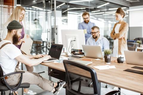 Hippe Menschen in einem hippen Büro