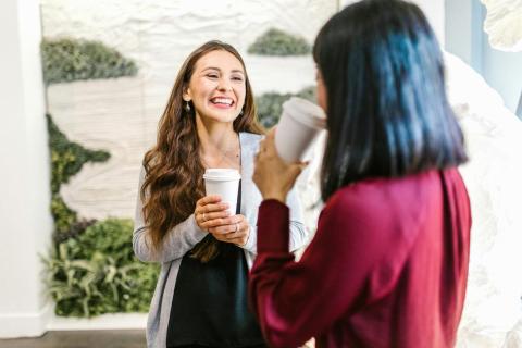 zwei Frauen unterhalten sich