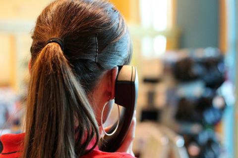 Frau am Telefon