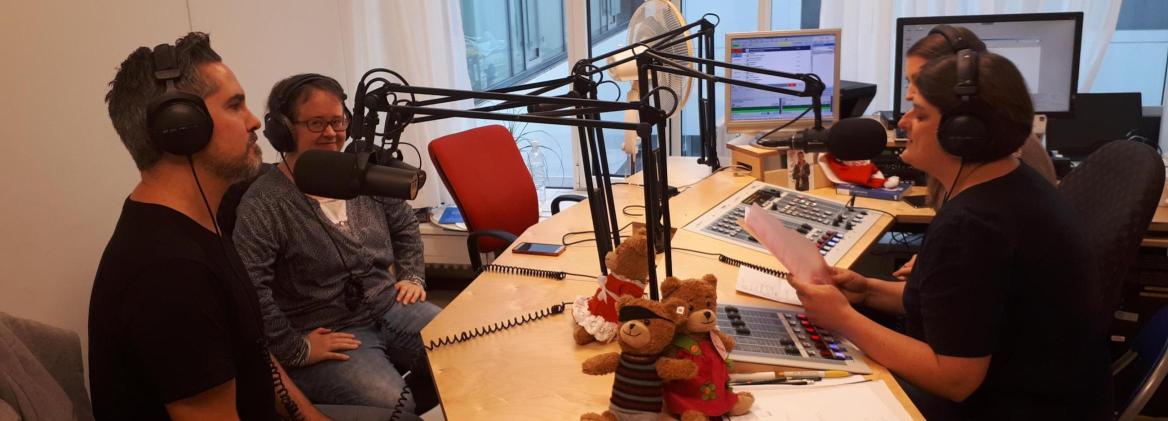 Moderatoren im Studio von Radio Rio am Mikrofon