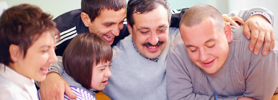 Menschen schauen gemeinsam auf ein Tablet