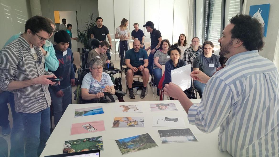 Referent mit Teilnehmer*innen