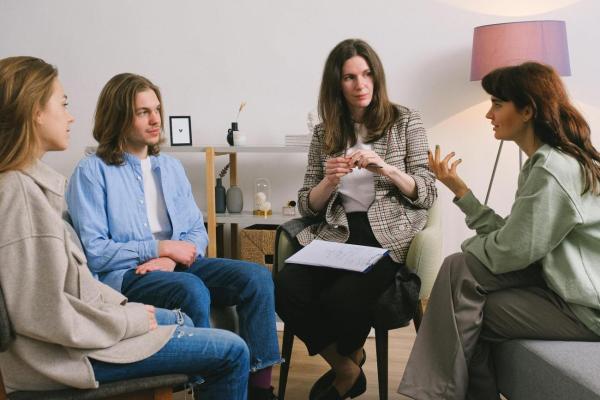 4 Personen reden miteinander